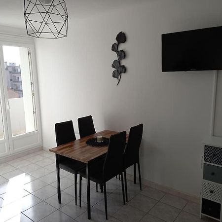 Appart 2/4 Pers Proche Centre Avec Balcon, Parking Narbonne Exteriör bild