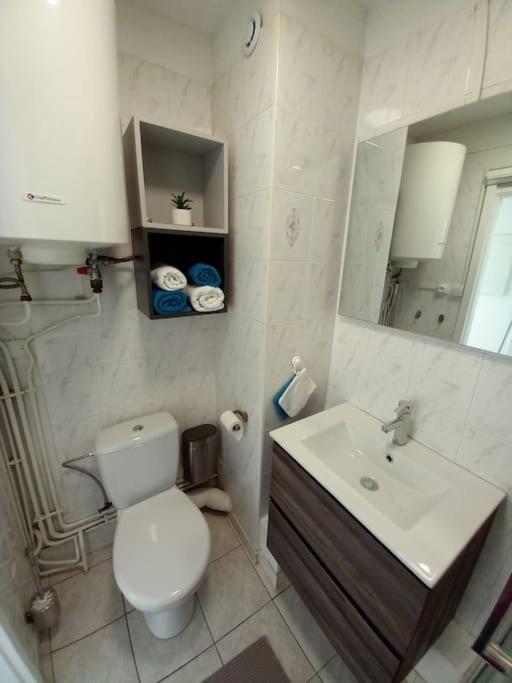 Appart 2/4 Pers Proche Centre Avec Balcon, Parking Narbonne Exteriör bild